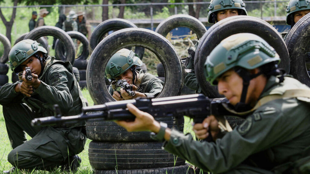 Soldados participam de um exercício liderado pelas Forças Armadas Nacionais Bolivarianas para treinar civis no manuseio de armas, após o presidente da Venezuela, Nicolás Maduro, mobilizar o Exército em comunidades de todo o país, em meio ao aumento das tensões com os Estados Unidos (imagem ilustrativa).
