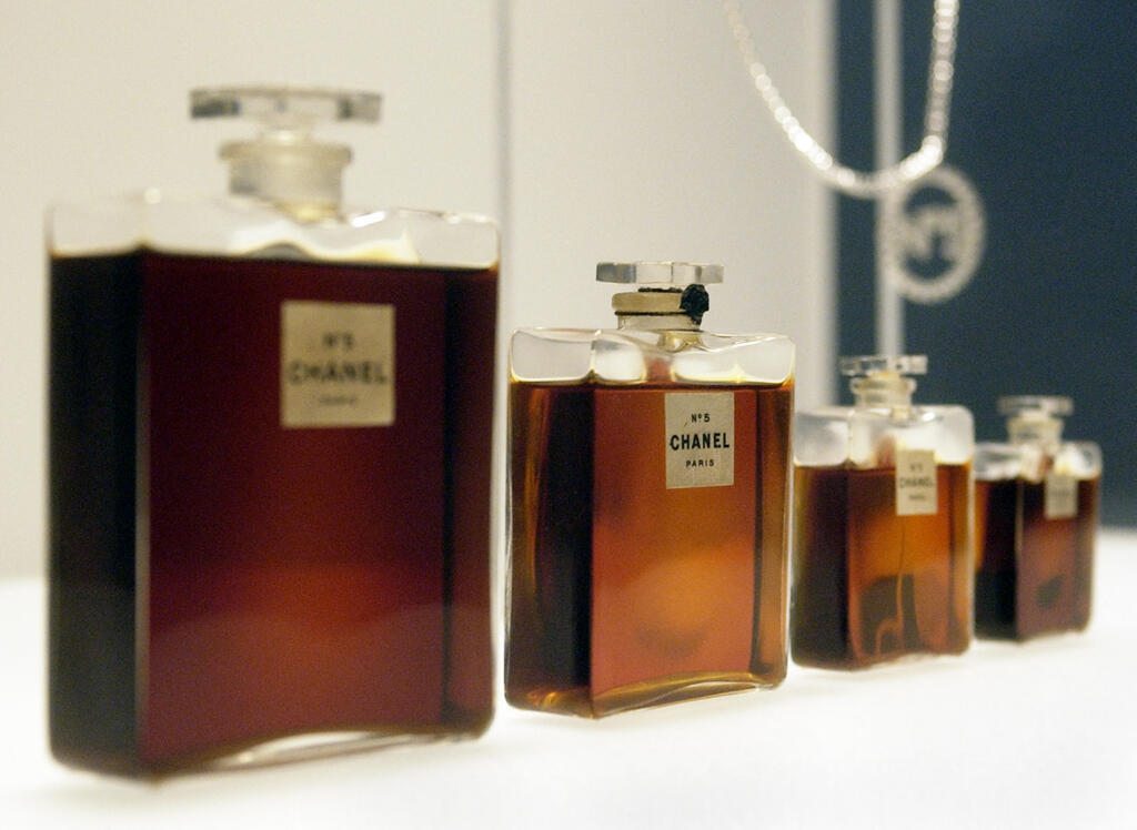 Le flacon original de 1921 du Chanel N°5 décliné en quatre formats différents, exposés en 2005 à New York.