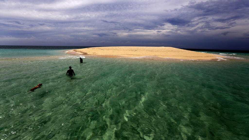 Avec sa double barrière de corail, le lagon de Mayotte, est un des joyaux de l’océan indien. Mais un joyau menacé. L’île est confrontée à de nombreux défis.