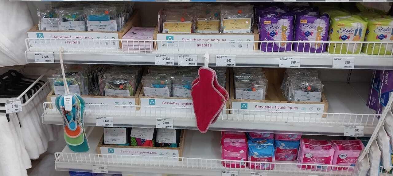 Les serviettes Api Afrique en grande distribution.