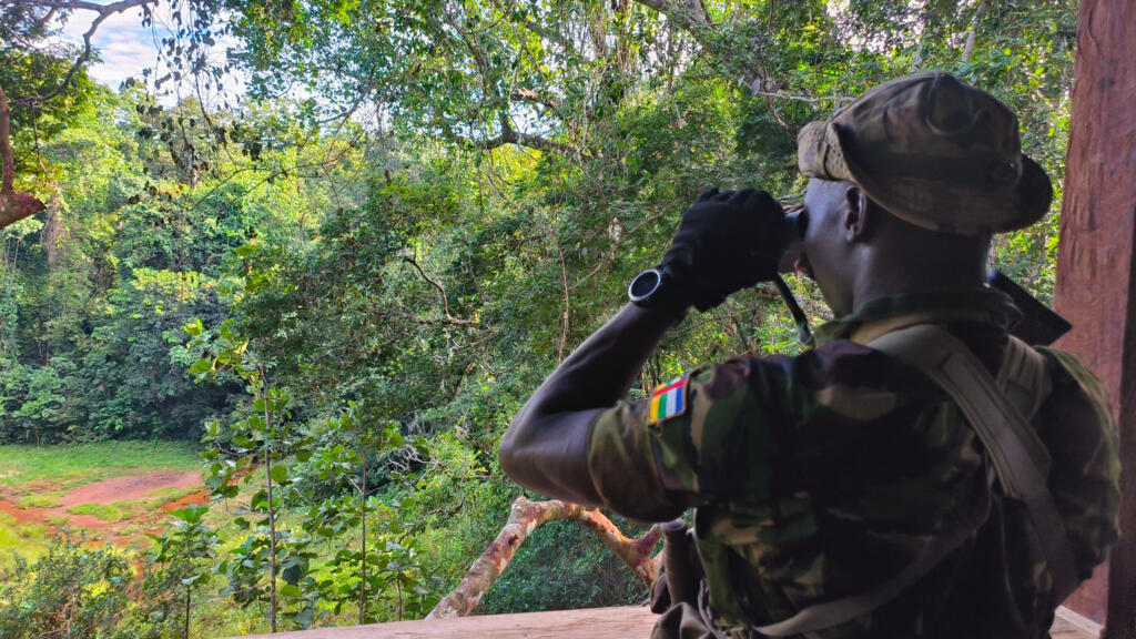 Un membre de l'unité de lutte anti-braconnage (LAB) est en patrouille au cœur de l'aire de conservation.