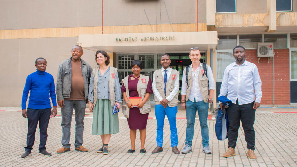 Club RFI Kisangani. Avec Audrey Iattoni (3è droite) et Sébastien Bonijol (6è droite).