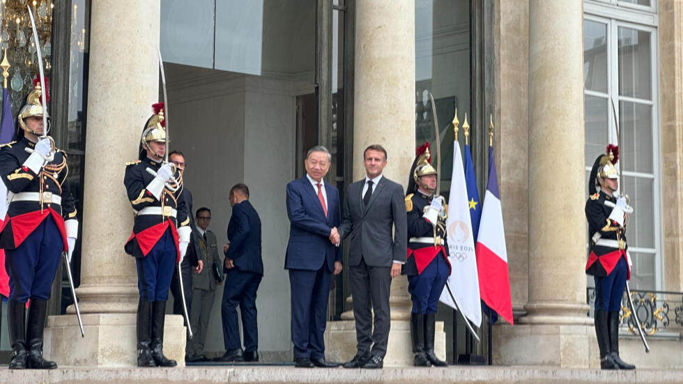 Tổng thống Pháp Emmanuel Macron (P) đón chủ tịch nước Việt Nam Tô Lâm tại điện Elysée, Paris, Pháp, ngày 07/10/2024.
