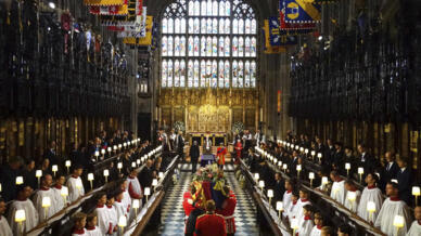 Le roi Charles III et la reine consort Camilla accompagnent le cercueil de la reine Elizabeth II, suivis par les frères et sœur de Charles : la princesse Anne, le prince Andrew, le prince Edward.