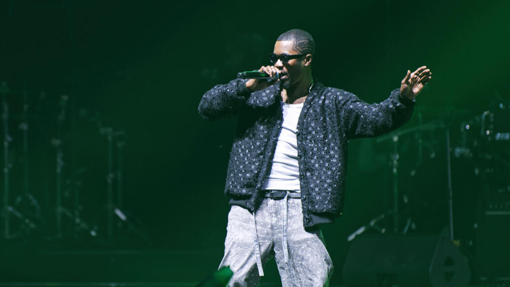 Le chanteur Gaz Mawete sur scène au concert Solidarité Congo, le 22 avril 2025 à Paris, France.