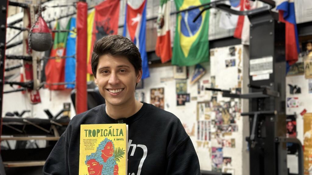 Jovem promessa da literatura americana, que também atua como instrutor de boxe, Harold Rogers, conta em tropicália sua experiência de crescer na ponte aérea entre os Estados Unidos e o Brasil