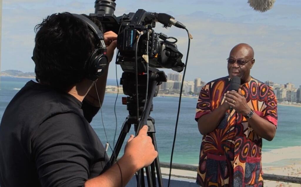Manu Dibango accorde une interview à la télévision brésilienne à Rio de Janeiro en 2016.