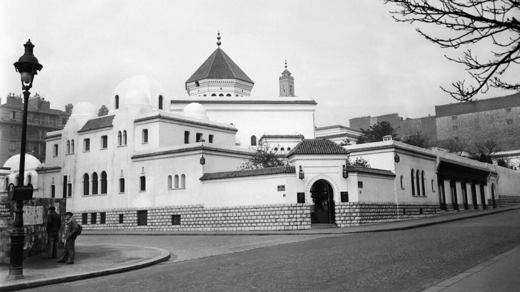 Vue générale de la Grande Mosquée de Paris, en 1950.