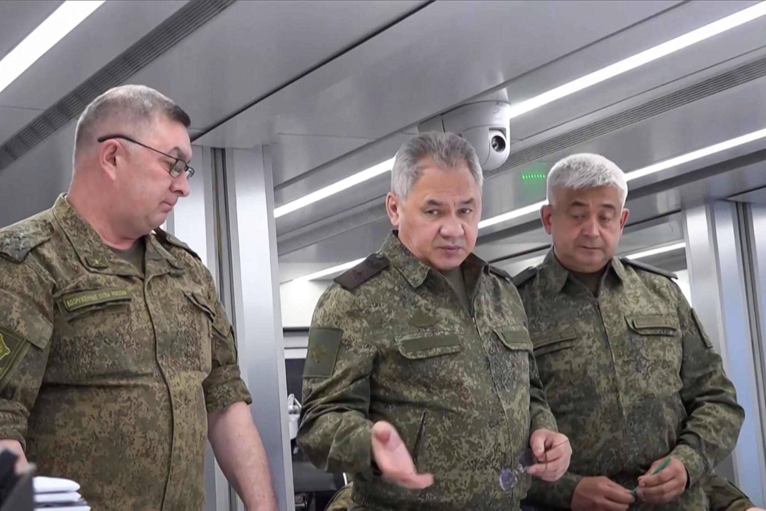 Captura de imagen de un video sin fecha, difundido el 26 de junio de 2023 por el ministerio ruso de Defensa, donde se ve a Serguei Shoigu (c), ministro ruso de Defensa, con oficiales en un lugar no precisado