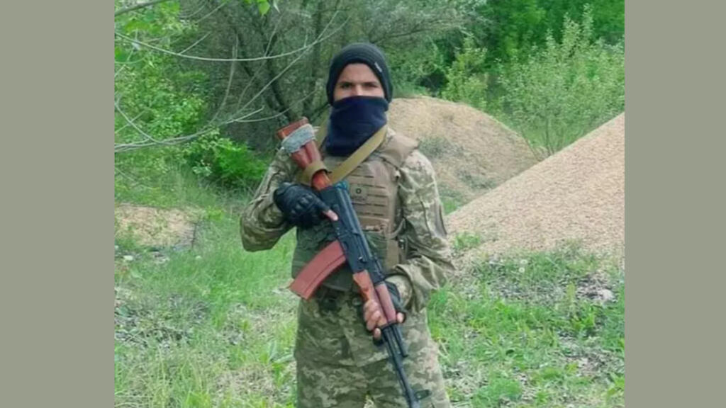 O amapaense Ezequiel Silva, hoje com 22 anos, saiu do Brasil para ir lutar pela Ucrânia pouco depois do começo da guerra. Ele participou da linha de frente em Kharhiv. Na farda militar, ele exibe as bandeiras ucraniana e brasileira.