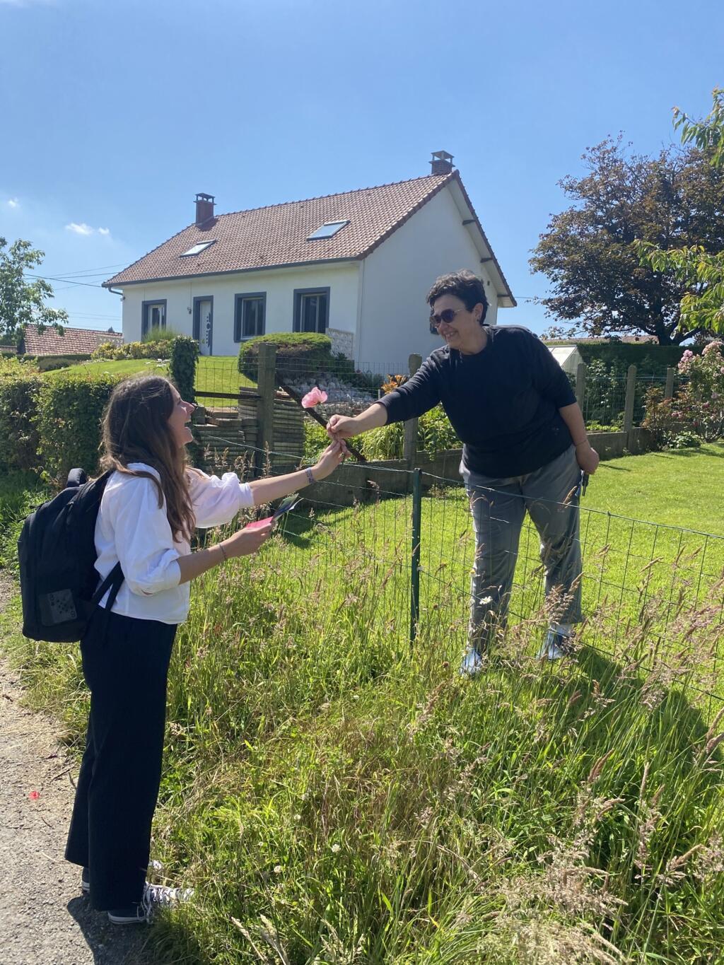 À Affringues, dans le Pas-de-Calais, la campagne pour les législatives 2024 bat son plein. À gauche, la candidate NFP / PS Aurore Pageaud et à droite, Anne-Sophie, sympathisante NFP.