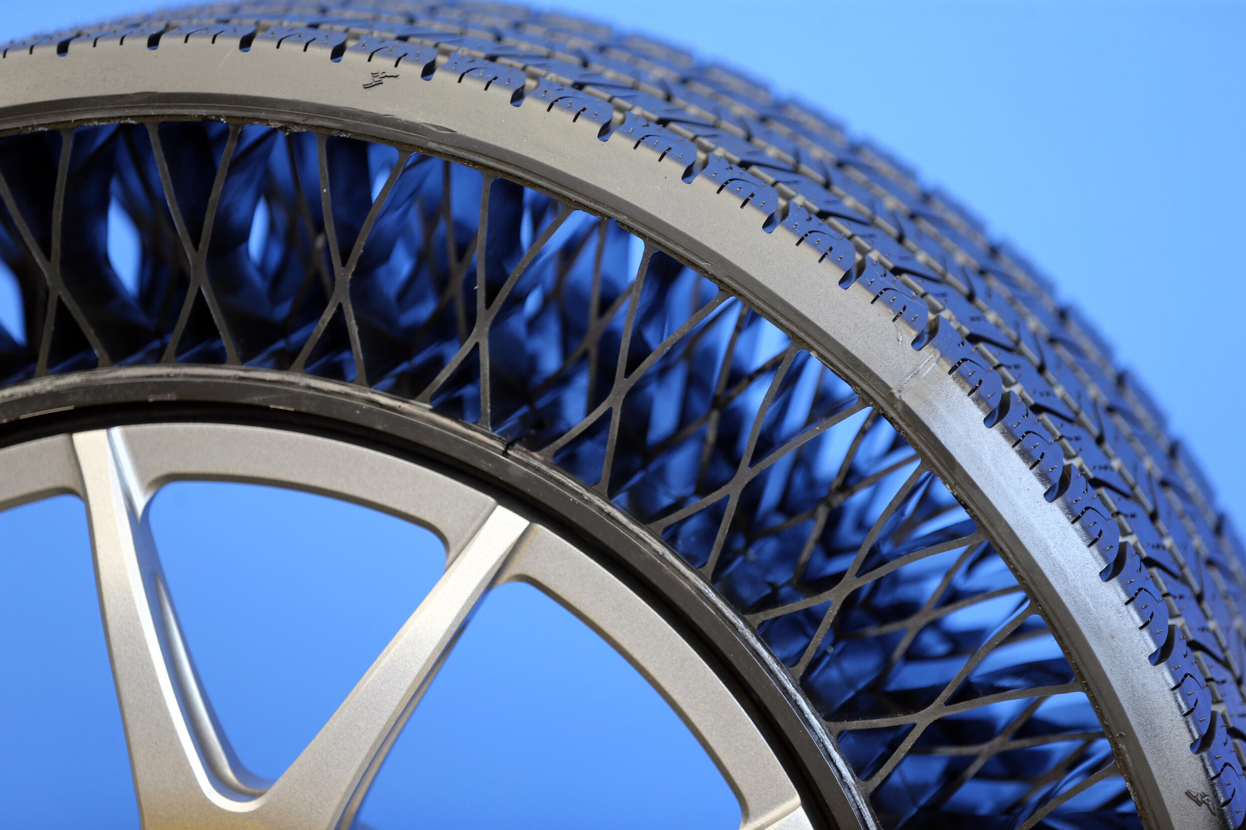 Manufacturers getting to grips with airless tyres