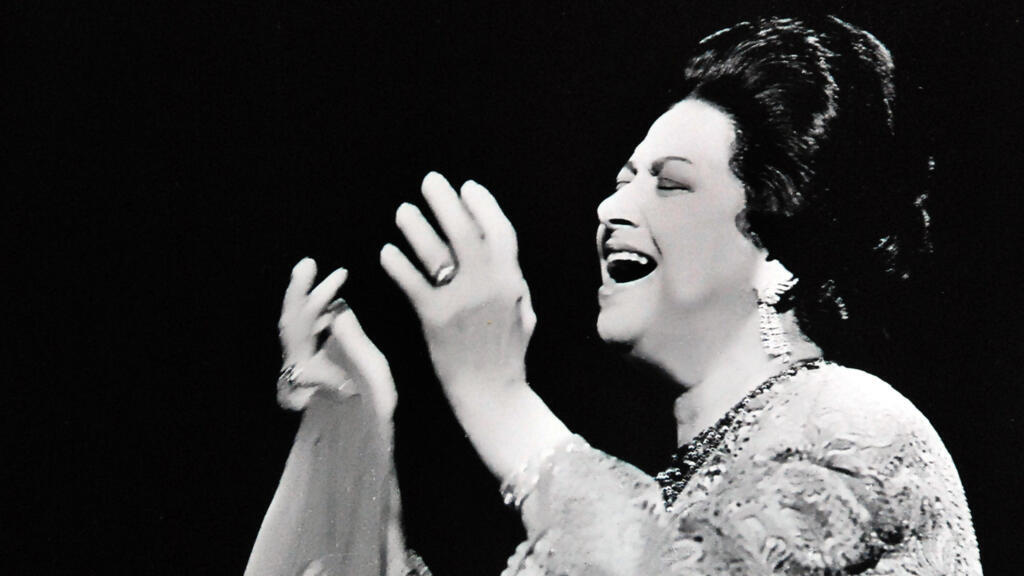 Oum Kalthoum se produisant à l'Olympia, salle de concert parisienne, le 14 novembre 1967 (Image d'illustration).