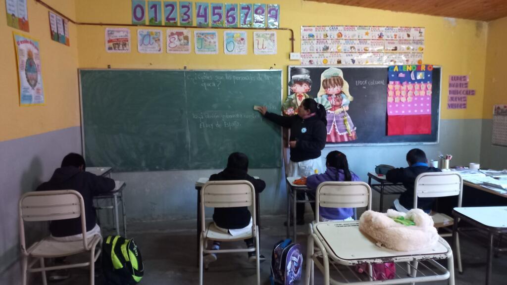 Mariana Puyo, maîtresse de premier cycle, en classe avec ses quatre élèves.