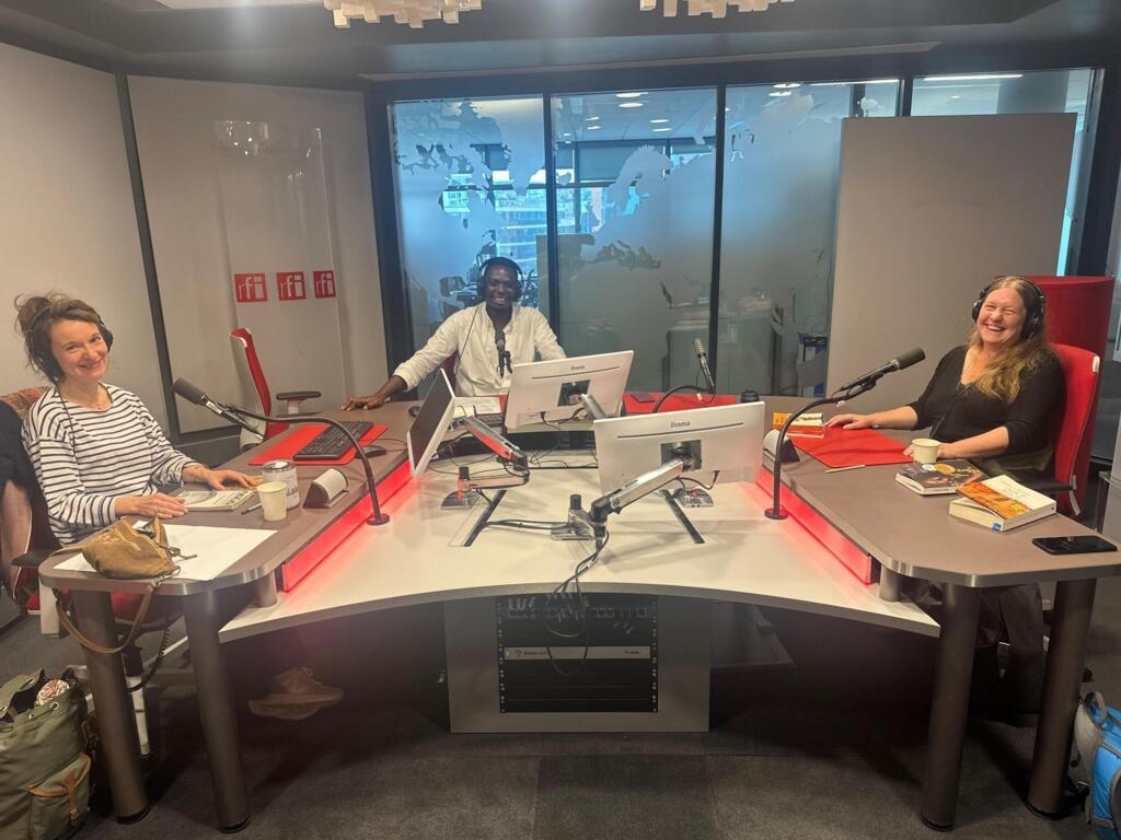 Elgas en studio en compagnie de Maëline Le Lay et Nathalie Carré (juin 2025)