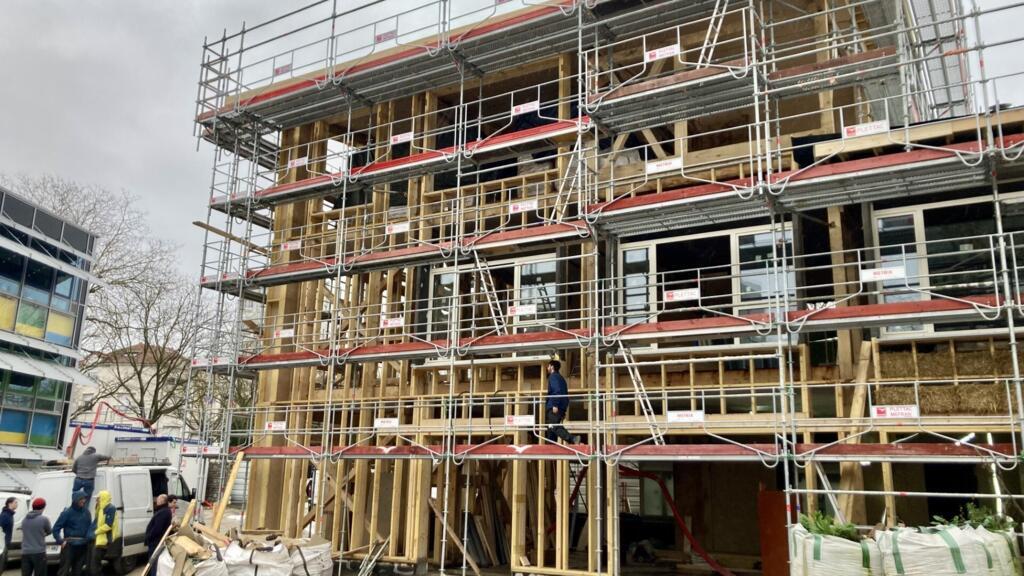 Chantier d'une nouvelle école maternelle à Rosny-sous-Bois construite principalement en matériaux biosourcés, comme la paille et le bois. (Image d'illustration)