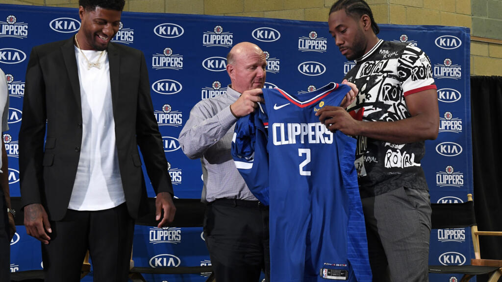 LA Clippers owner Steve Ballmer and player Kawhi Leonard. (rfi.fr)