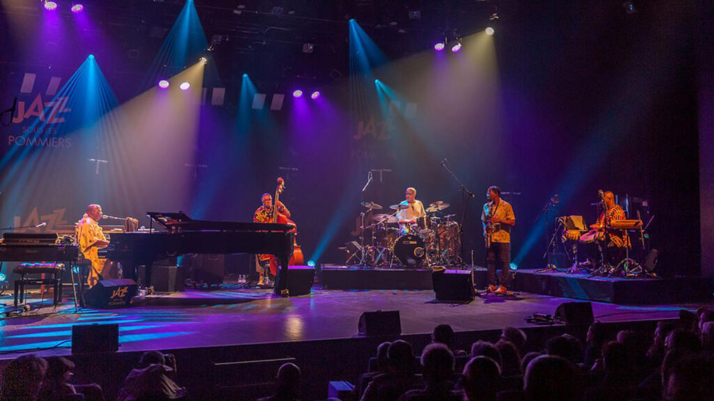 Cheick Tidiane Seck et ses musiciens, lors du 40ème festival "Jazz sous les Pommiers".