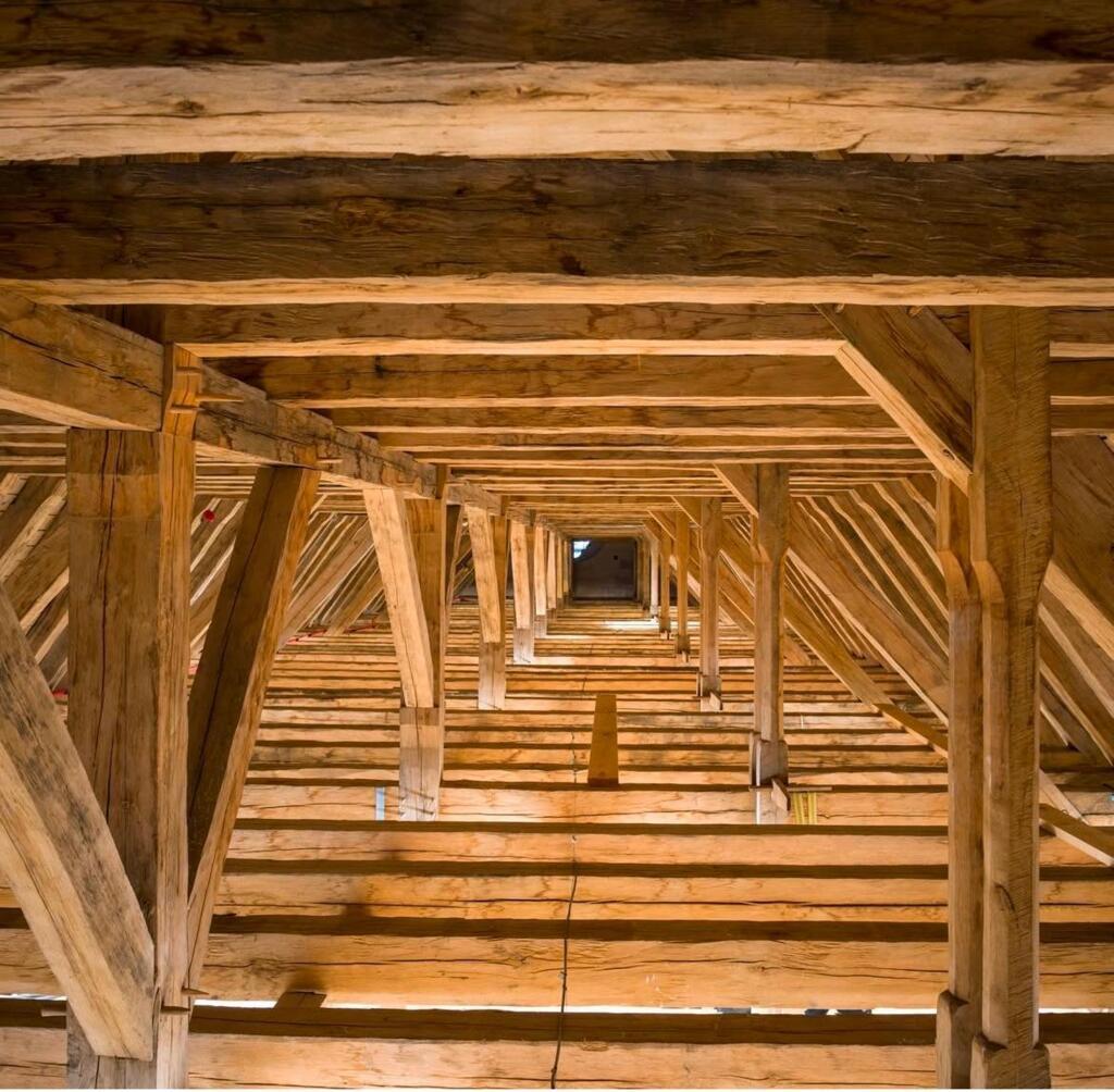 Grand comble - charpente de la nef reconstruite à la main par les charpentiers.