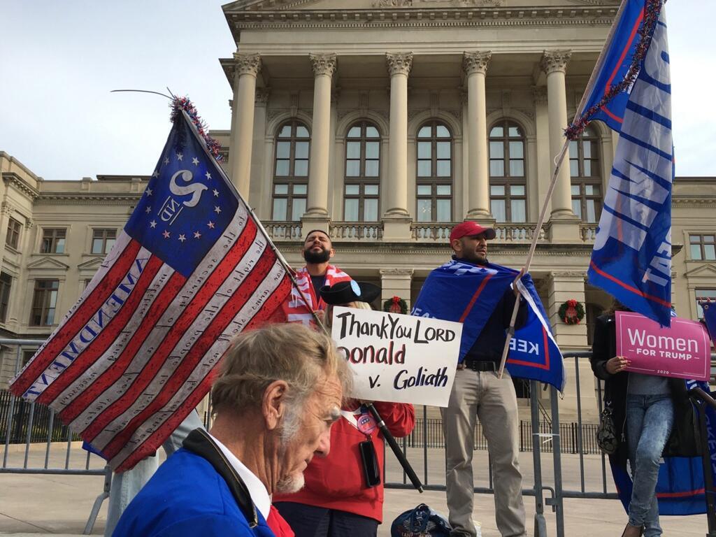 Manifestation de partisans de Donald Trump devant le capitole d'Atlanta.