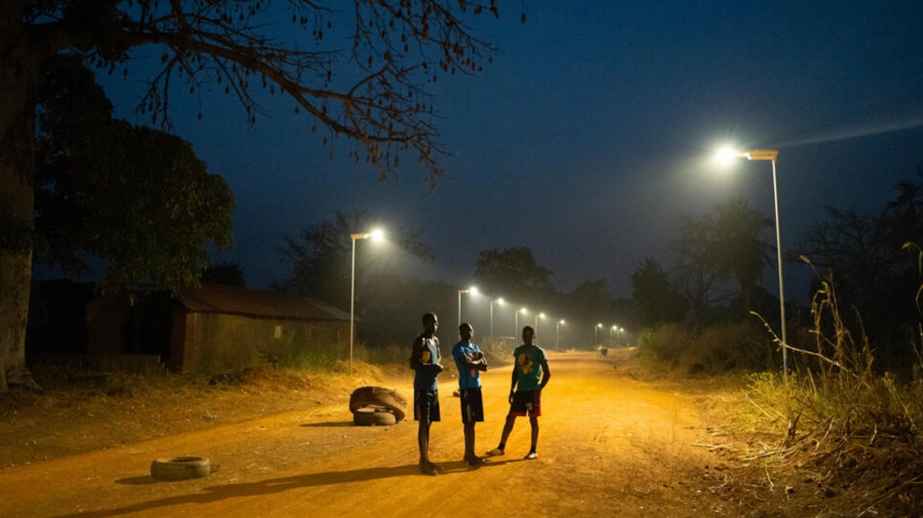 Éclairage solaire public au Togo.