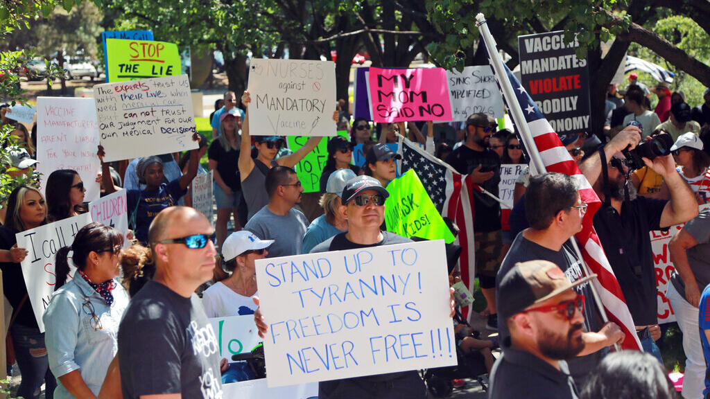 Manifestantes contra a vacina anticovid e a obrigação de uso de máscaras protestam nos Estados Unidos perto do Capitólio