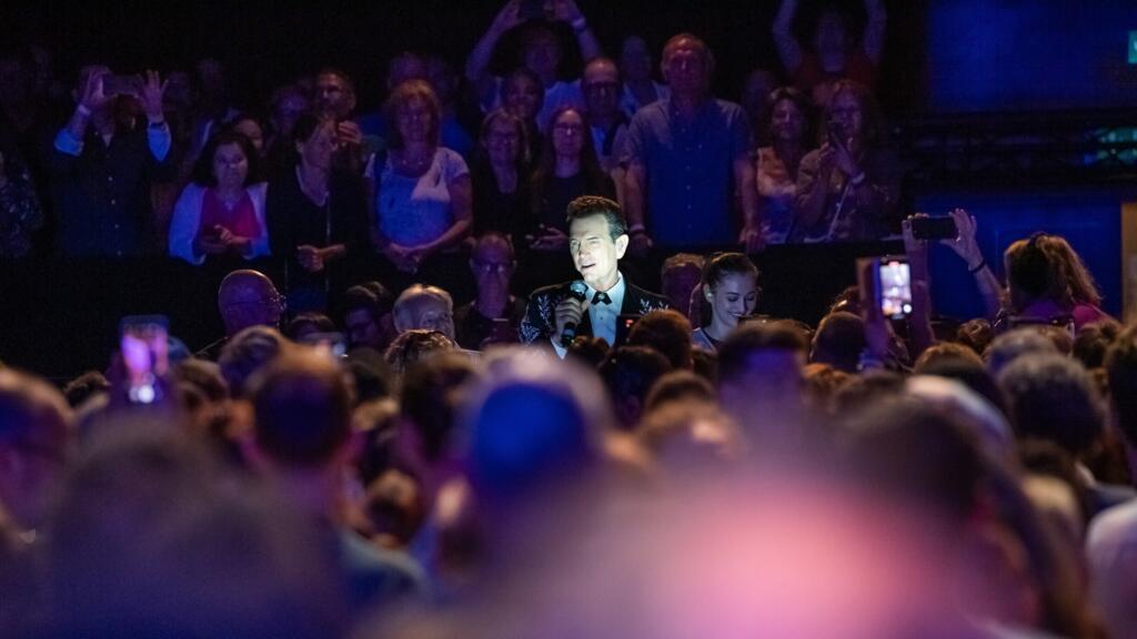 Chris Isaak ne pouvait résister à l’envie de descendre dans la foule lors du 57ème Montreux Jazz Festival.