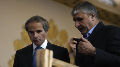  رافائل گروسی، مدیرکل سازمان بین‌المللی انرژی اتمی (چپ) و محمد اسلامی، رئیس سازمان انرژی اتمی ایران پس از نشست خود در اصفهان، ۷ می ۲۰۲۴.