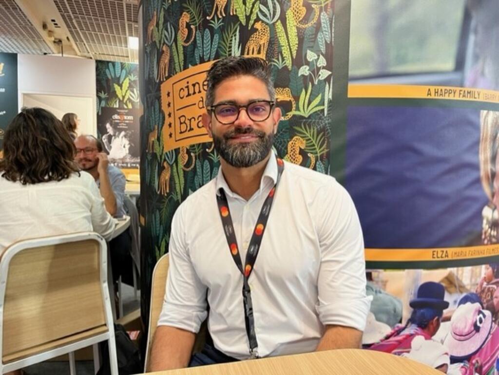 Adam Jaime Muniz, chefe de Promoção Cultural do Instituto Guimarães Rosa do Itamaraty, no estande do Brasil em Cannes.