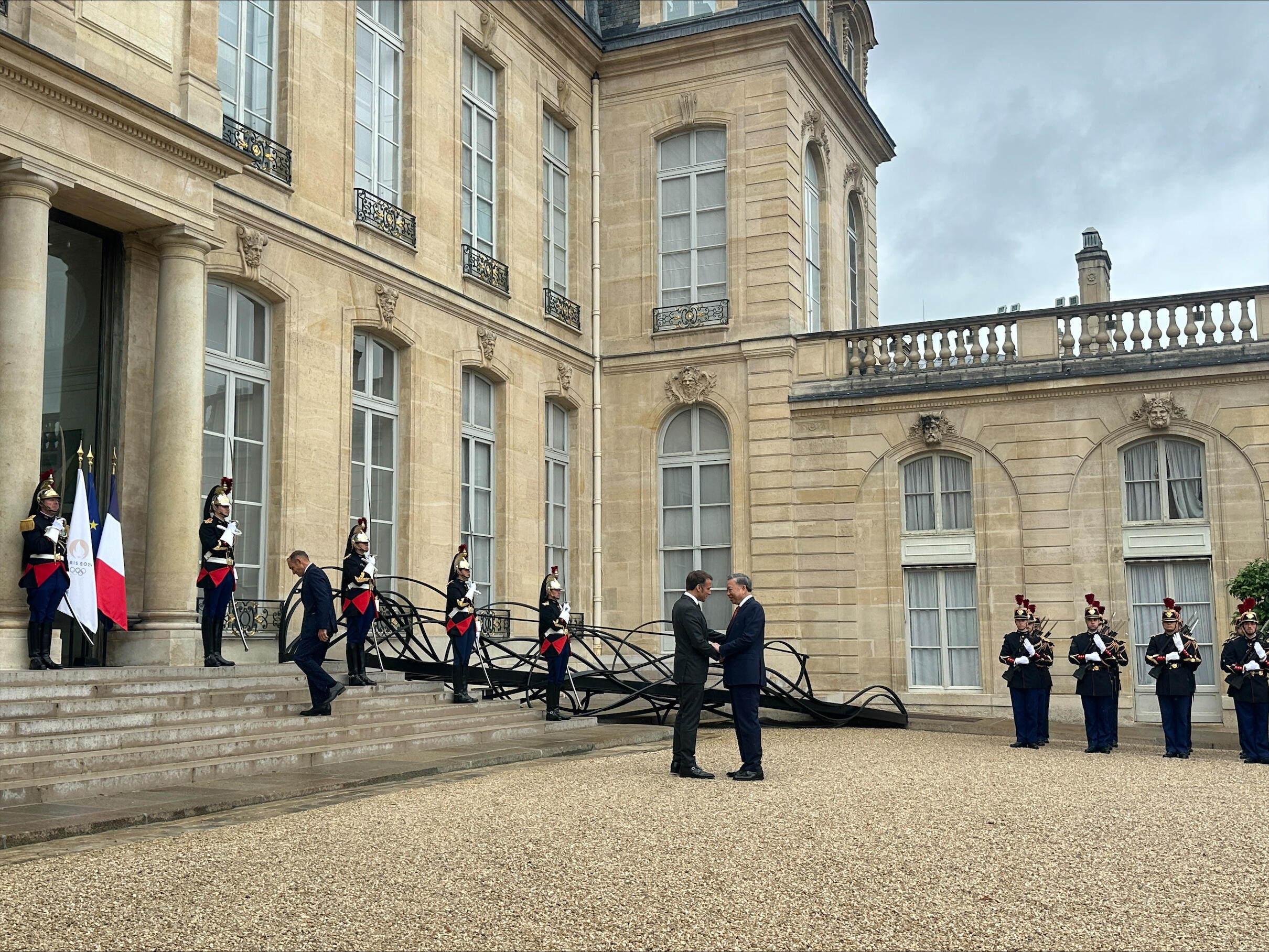 Tổng thống Pháp Emmanuel Macron đón chủ tịch nước Việt Nam Tô Lâm tại điện Elysée, Paris, Pháp, ngày 07/10/2024.