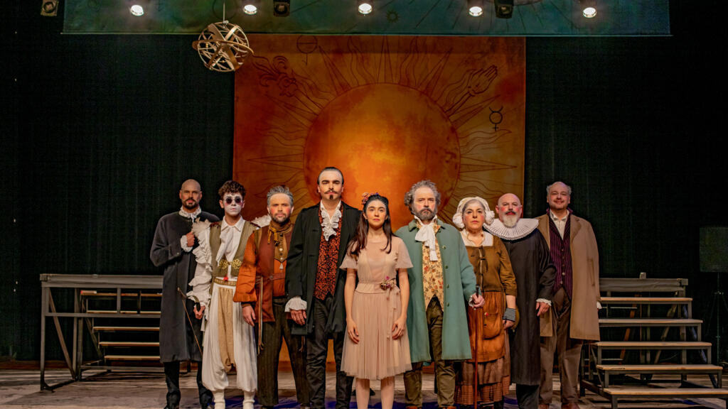 “Escola de Mulheres”, de Molière, adaptada e dirigida por Clara Carvalho.