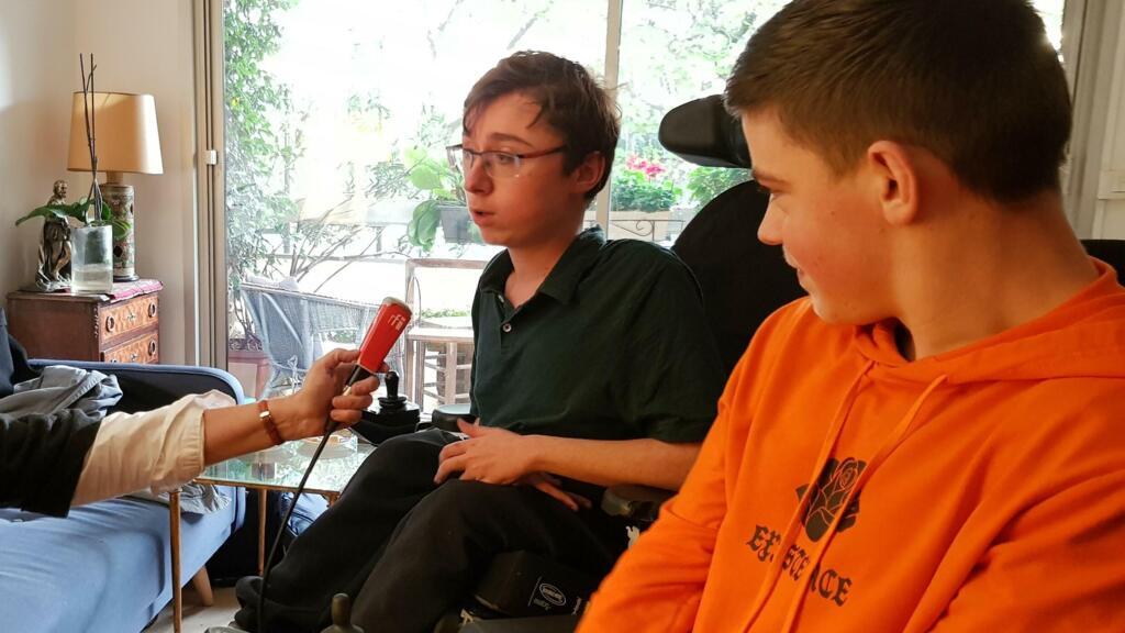Eymerick à gauche et Jacques. Ils ont tous les deux 17 ans et sont en fauteuil roulant. Ils ont besoin d'être assistés dans leur quotidien.