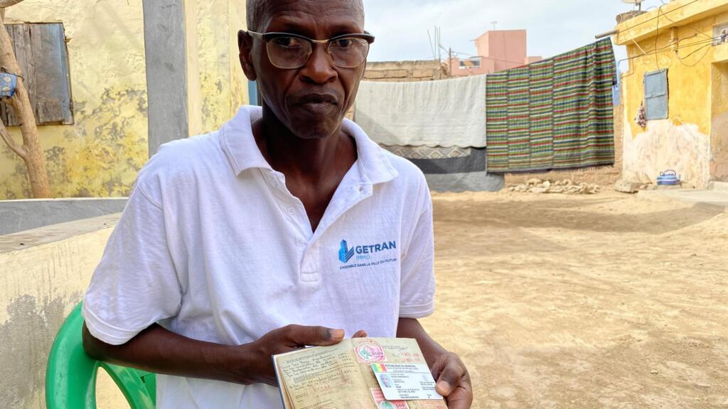 Abdoulaye Diop représente les réfugiés mauritaniens dans la vallée de Saint Louis. Son dernier passeport mauritanien a expiré en 1993 et sa carte de réfugiée au Sénégal n’est plus valide.