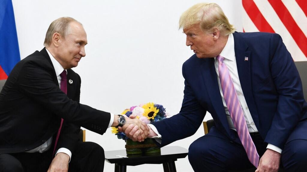 O presidente de Estados Unidos, Donald Trump, troca apertao de mão com o presidente de Rússia, Vladimir Putin, durante a Cúpula do G20 em Osaka, em 28 de junho de 2019.