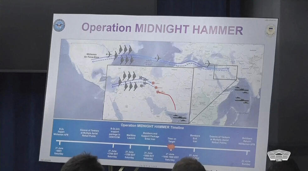 Une affiche de l'opération « Midnight Hammer » est présentée lors d'un briefing au Pentagone, après que les États-Unis ont frappé des installations nucléaires iraniennes, à Arlington, en Virginie, aux États-Unis, le 22 juin 2025.
