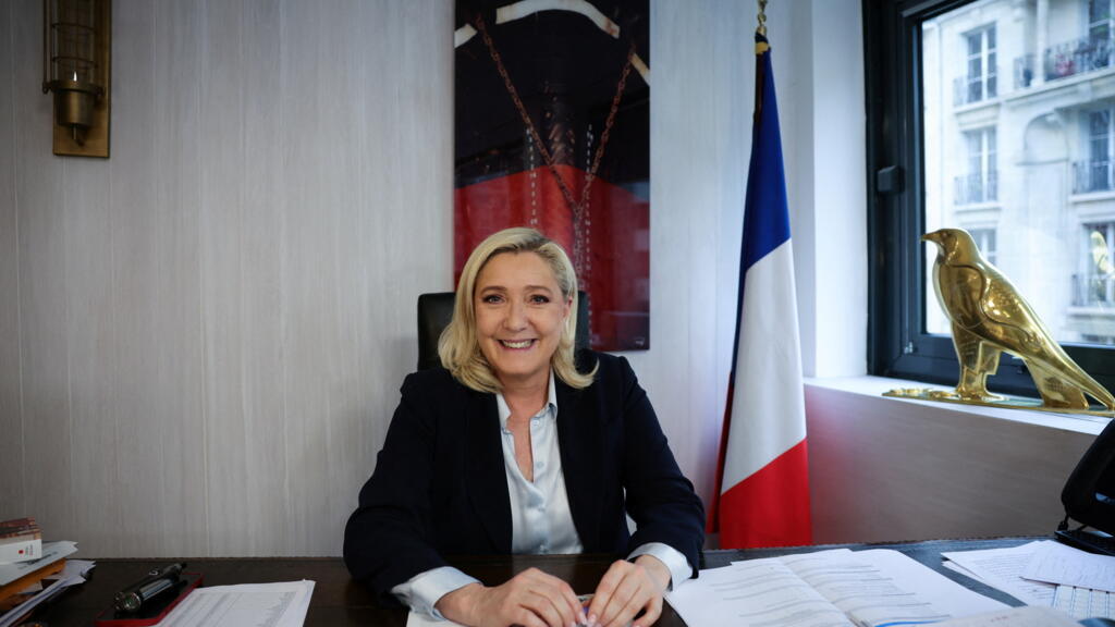 Marine Le Pen, candidate du Rassemblement national, à son siège de campagne à Paris. 