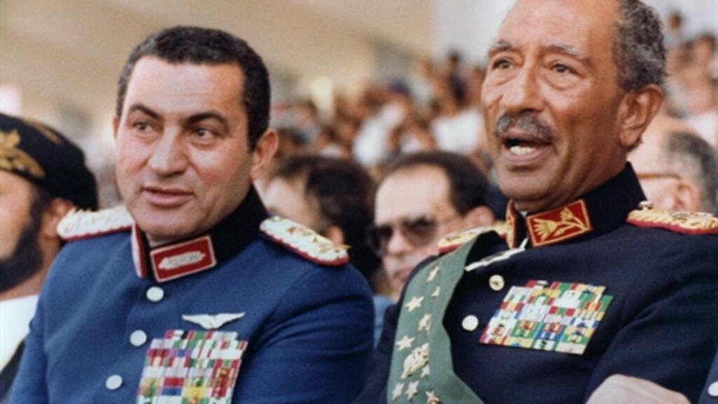 Hosni Moubarak (g) et l'ancien président égyptien Anouar el-Sadate, le 6 octobre 1981, au Caire.