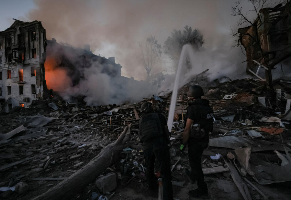 Des pompiers interviennent après une attaque de drone russe à Kramatorsk, le 31 juillet 2025.