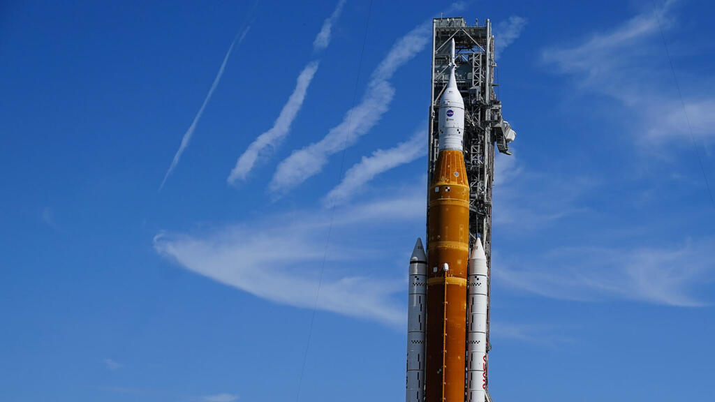 La fusée lunaire de la Nasa se tient sur le Pad 39B avant le départ de la mission Artemis 1 vers la Lune. Kennedy Space Center, le jeudi 1er septembre 2022, Cap Canaveral, Floride.