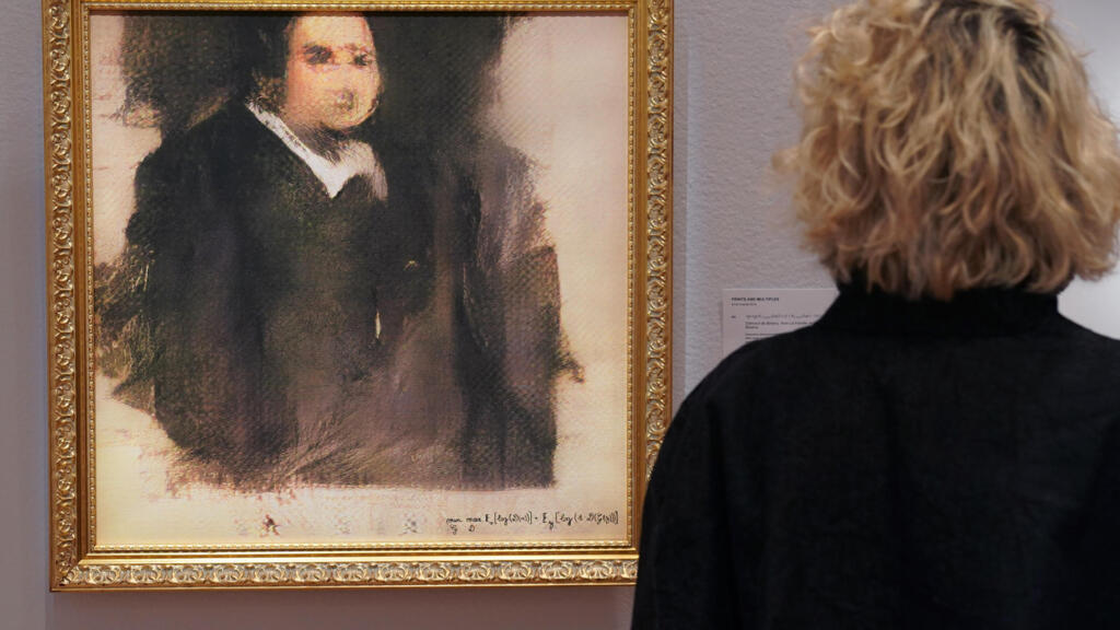 Une femme contemple le tableau «Le portrait d'Edmond de Belamy», créé par une intelligence artificielle.