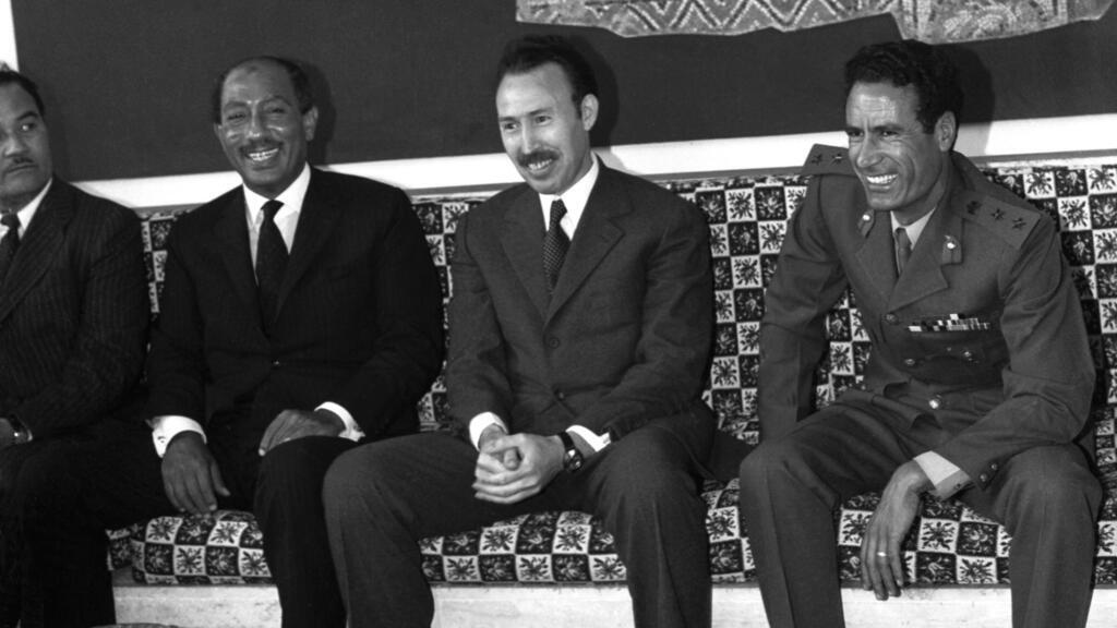 Le leader libyen Col. Mouammar Kadhafi (d), le président algérien Houari Boumédiène (c) et le président égyptien Anouar el-Sadate (g). 