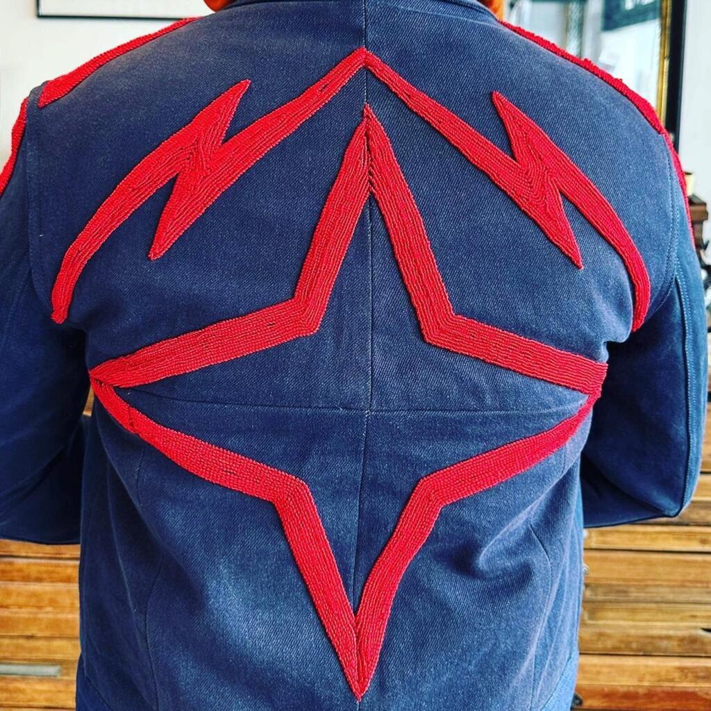 Détail de broderie de veste