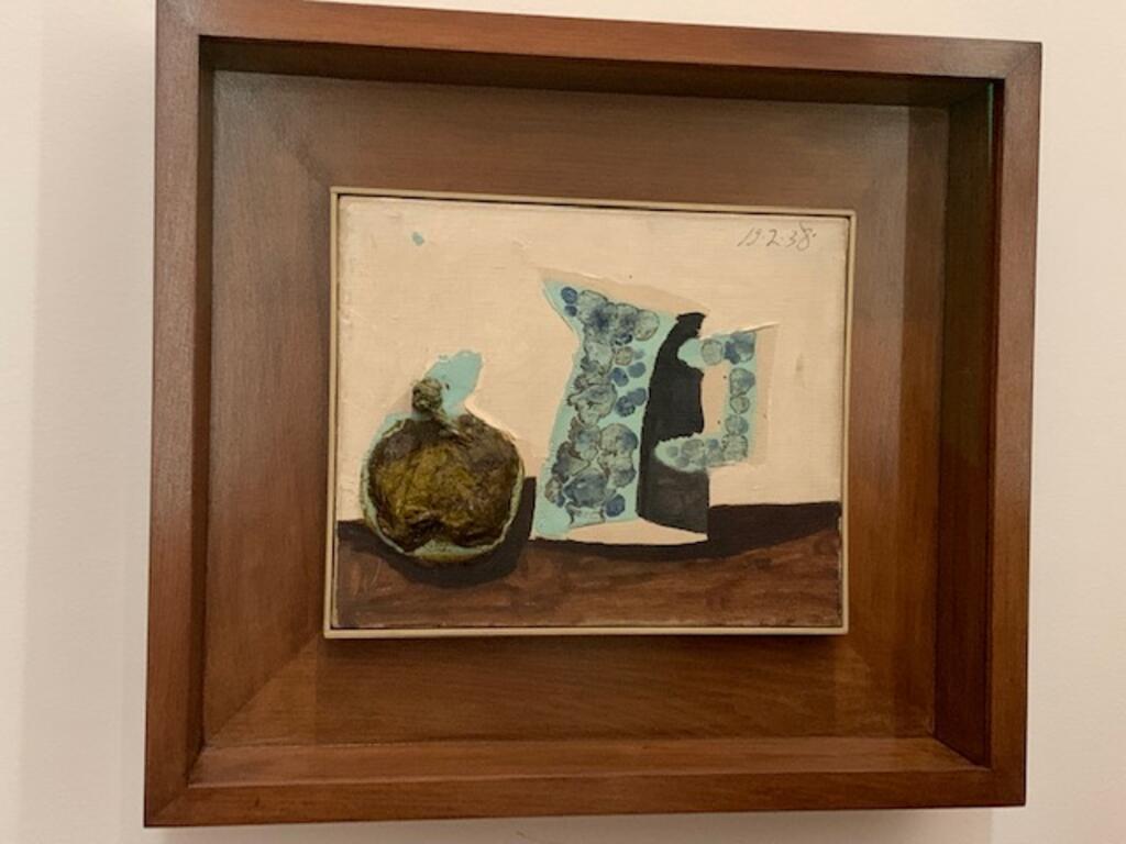 Fto do quadro "Natureza morta com jarro e maçã", de Pablo Picasso (1938). A maçã no quadro é representada com um algodão que foi usado para limpar o bumbum da sua filha, que era bebê e era amamentada pela sua mãe.