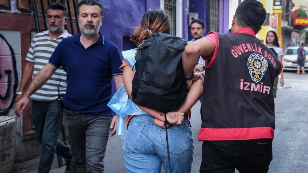 Des policiers arrêtent des jeunes manifestants en juillet 2015 à Izmir, en Turquie (image d'illustration).