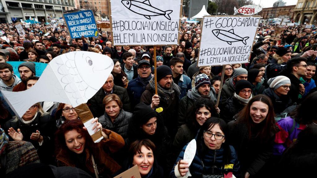 Le mouvement des sardines, qui se rassemble contre le parti d'extrême-droite La Lega, lors d'une manifestation à Bologne en Italie, le 19 janvier 2020.