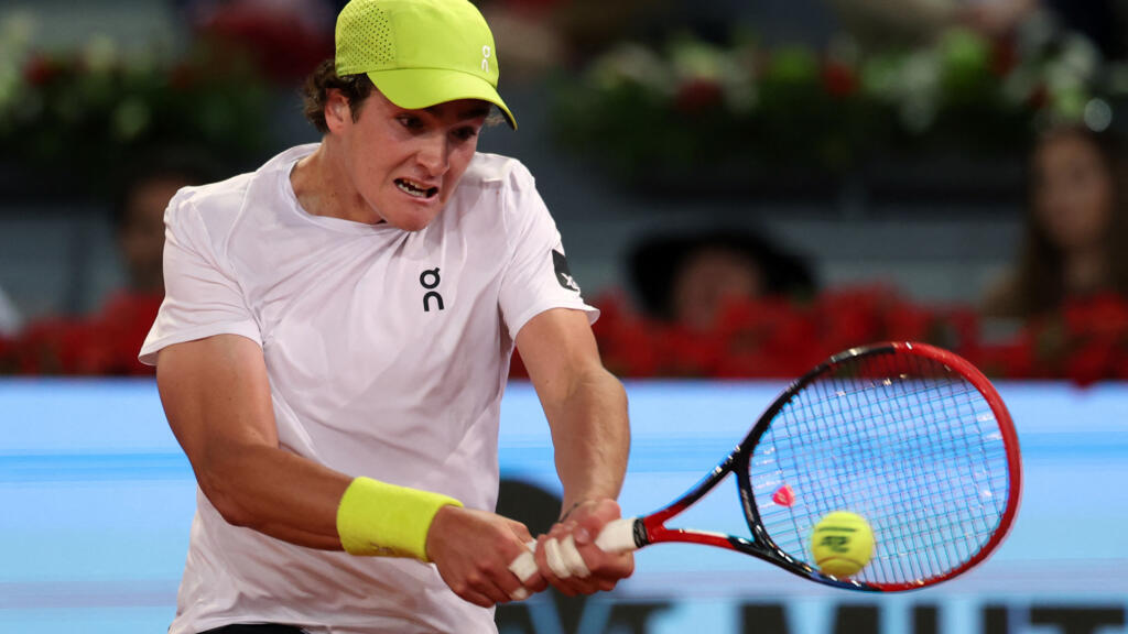 O carioca João Fonseca durante a partida de simples da segunda rodada do torneio de tênis ATP Tour Madrid Open 2025, na Caja Magica, em Madri, em 26 de abril de 2025.