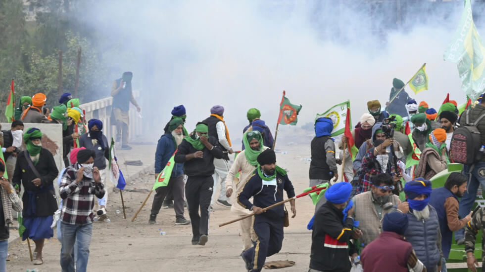 Polisi walirusha mabomu ya machozi kuwatawanya wakulima wanaoandamana karibu na mpaka wa Punjab-Haryana huko Shambhu, Desemba 8, 2024.