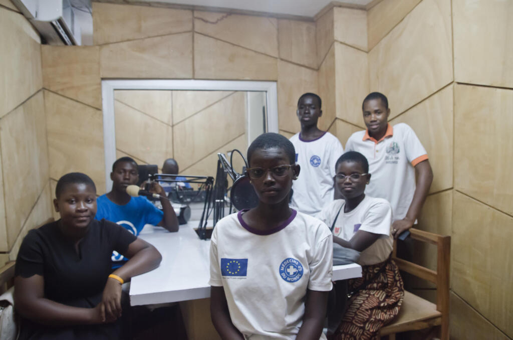 Les jeunes ambassadeurs font de la sensibilisation sur la santé sexuelle à la radio La Voix de la Nawa.