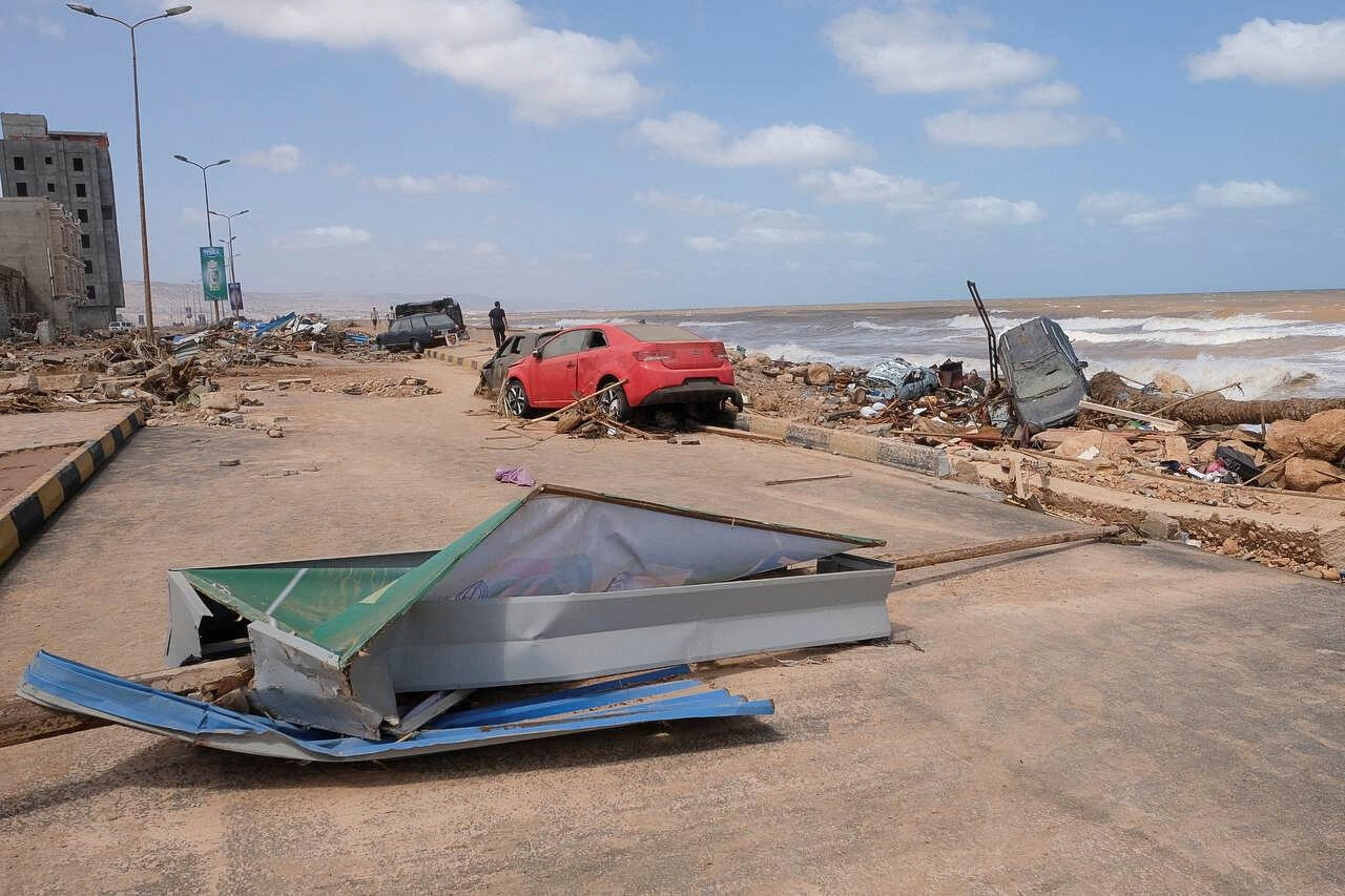 Carros danificados nas inundações em Derna, na Líbia, em 12 de setembro de 2023.