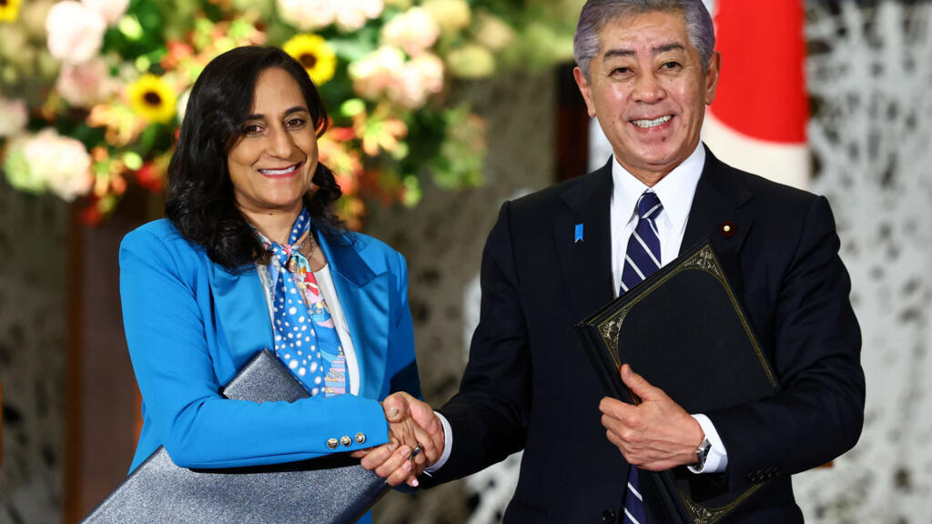 7月8日，日本外务大臣岩屋毅与加拿大外交部长阿南德在签署《情报保护协定》后握手。